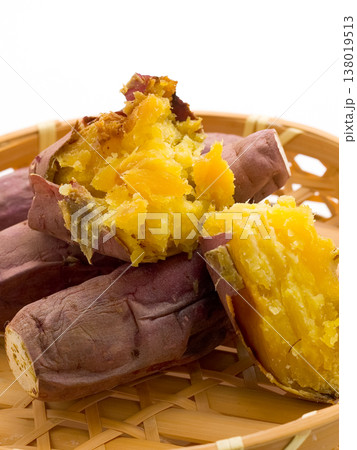 篭に乗せられた焼き芋と断面 篭に乗せられた焼き芋と断面 138019513