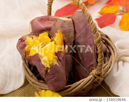 篭に乗せられた焼き芋と断面 138019646