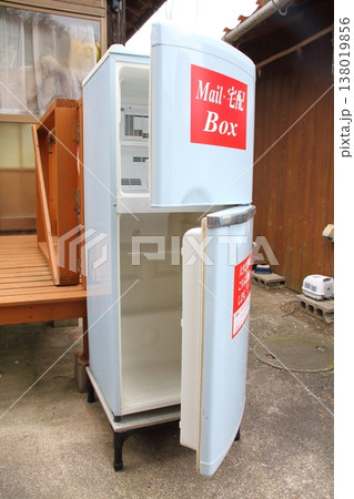 古くなって故障した冷蔵庫を郵便・宅配ボックスとして活用している様子 138019856
