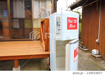 古くなって故障した冷蔵庫を郵便・宅配ボックスとして活用している様子 古くなって故障した冷蔵庫を郵便・宅配ボックスとして活用している様子 138019857