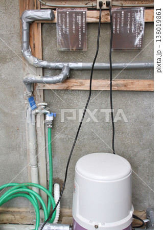 配管破裂などの上水道の断水に備えて、家庭内の水を井戸水に切り替えられるようにした配管と説明文 配管破裂などの上水道の断水に備えて、家庭内の水を井戸水に切り替えられるようにした配管と説明文 138019861