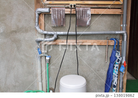 配管破裂などの上水道の断水に備えて、家庭内の水を井戸水に切り替えられるようにした配管と説明文 配管破裂などの上水道の断水に備えて、家庭内の水を井戸水に切り替えられるようにした配管と説明文 138019862