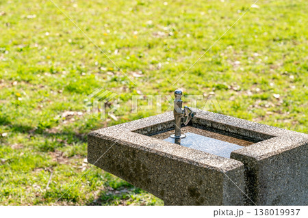 公園に設置された水道 138019937