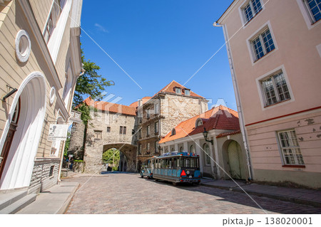 エストニア・タリンの旧市街の石畳の路地とカラフルな建物 138020001