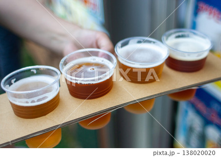 フェスでクラフトビール飲み比べ 138020020