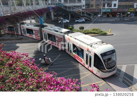 深圳市 交差点を走る路面電車 深圳市 交差点を走る路面電車 138020258