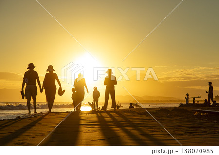 湘南鵠沼海岸で見た夕陽とシルエット 138020985