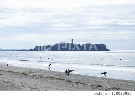 湘南鵠沼海岸  江の島とサーファー 138020986