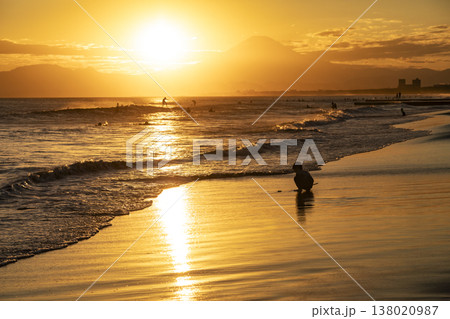 湘南鵠沼海岸  夕陽と富士山と子供のシルエット 138020987