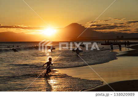 湘南鵠沼海岸  富士山と夕陽と人々のシルエット 138020989