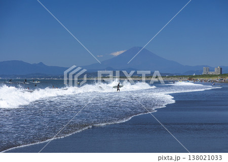 湘南辻堂海岸  富士山と青空 138021033