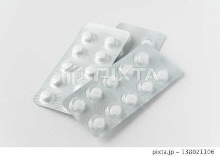 白背景に錠剤のシート 138021106