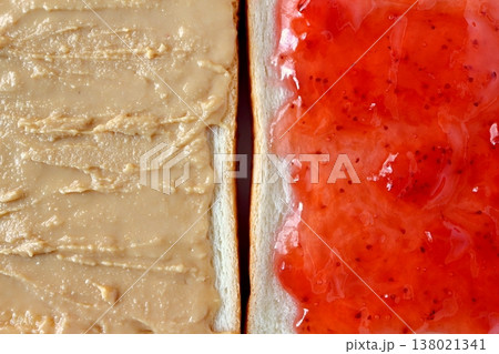 真上から見た白背景の食パンに塗ったピーナッツバターといちごジャム 真上から見た白背景の食パンに塗ったピーナッツバターといちごジャム 138021341