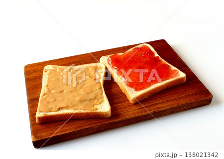 白背景の食パンに塗ったピーナッツバターといちごジャム 白背景の食パンに塗ったピーナッツバターといちごジャム 138021342