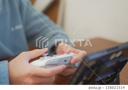 ゲームをする子供のイメージ 138021514