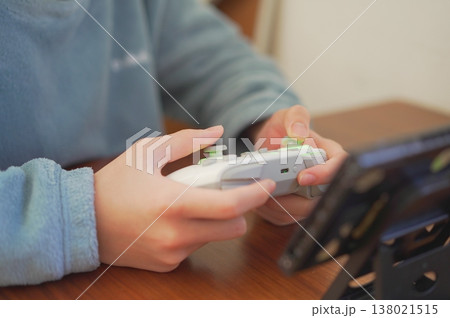 ゲームをする子供のイメージ 138021515