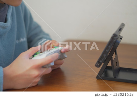 ゲームをする子供のイメージ 138021518