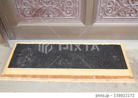 端材とアスファルト常温舗装材（レミファルト）を使って自宅玄関に設置した自作の車いす用スロープ 138022172