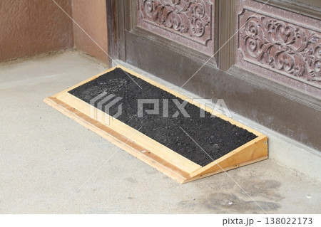 端材とアスファルト常温舗装材（レミファルト）を使って自宅玄関に設置した自作の車いす用スロープ 138022173