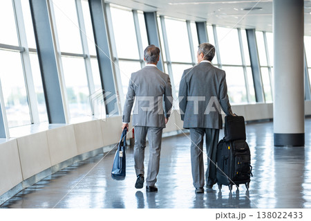 空港内を歩くビジネスマン 138022433