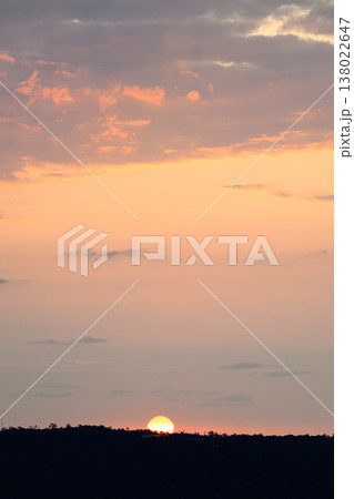 昇る太陽　夜明けの風景 138022647