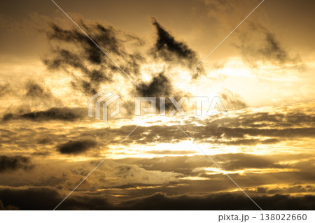夕日に染まる空　夕暮れの風景 138022660