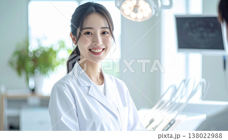歯科医院の診察室で笑顔で患者を迎える若い女性歯科医師のポートレート 138022988