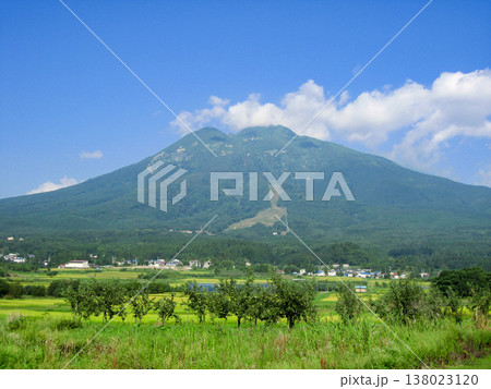 大空と雄大な岩木山 138023120