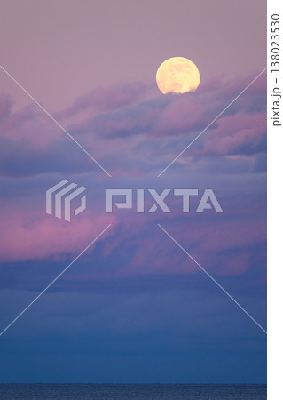 満月と夕日に染まる雲　お月見の風景 138023530