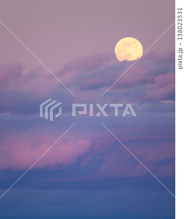 満月と夕日に染まる雲　お月見の風景 138023531