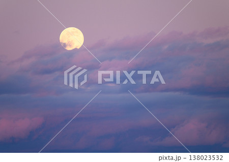 満月と夕日に染まる雲　お月見の風景 138023532
