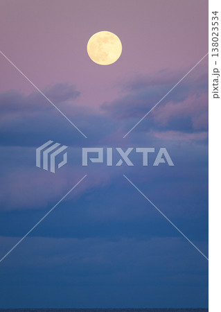 満月と夕日に染まる雲　お月見の風景 138023534