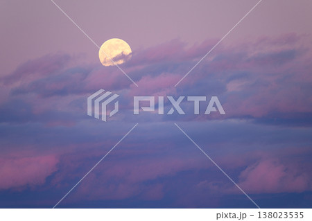 満月と夕日に染まる雲　お月見の風景 138023535