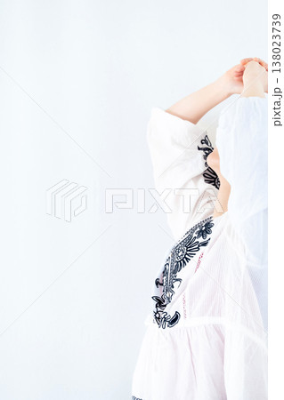 若い女性のポートレート 138023739