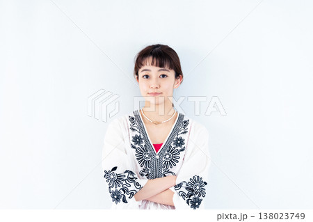 若い女性のポートレート 138023749