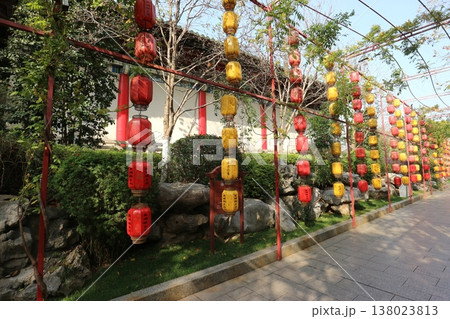 中国　神社仏閣の提灯群 138023813