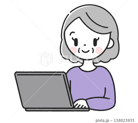パソコンで作業するシニア女性 138023935