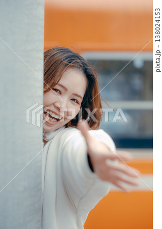 駅ホームで待ち合わせをする20代女性のポートレート 駅ホームで待ち合わせをする20代女性のポートレート 138024153