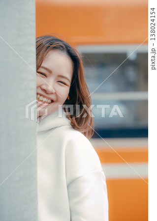 駅ホームで待ち合わせをする20代女性のポートレート 駅ホームで待ち合わせをする20代女性のポートレート 138024154