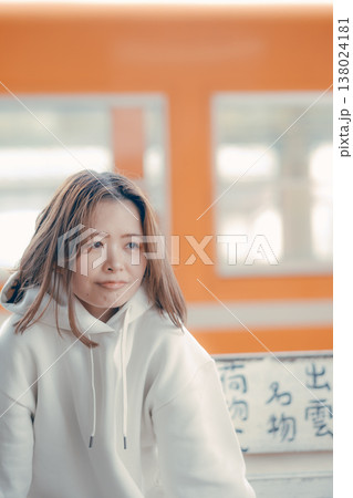 駅のベンチに座る20代女性のポートレート 138024181