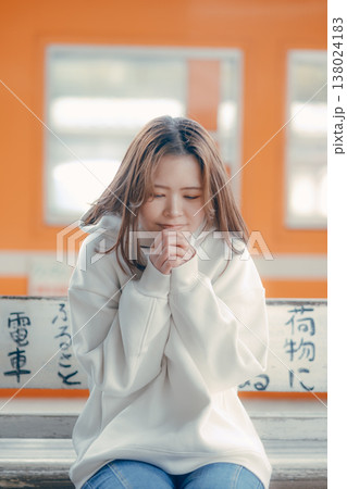 駅のベンチに座る20代女性のポートレート 138024183