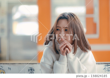 駅のベンチに座る20代女性のポートレート 駅のベンチに座る20代女性のポートレート 138024185
