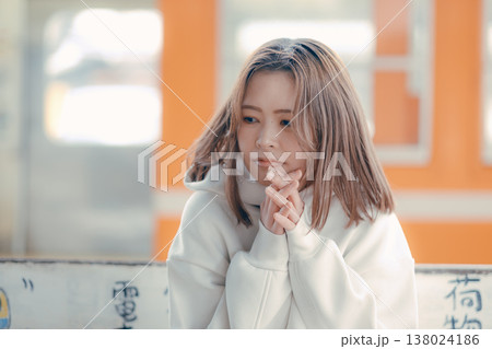 駅のベンチに座る20代女性のポートレート 138024186