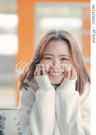 駅のベンチに座る20代女性のポートレート 駅のベンチに座る20代女性のポートレート 138024190
