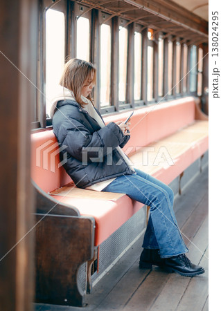 電車内でスマホを操作する20代女性のポートレート 138024295