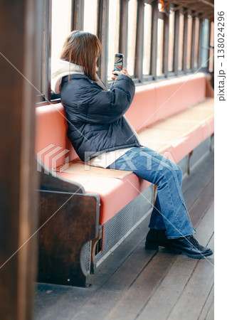 電車内でスマホを操作する20代女性のポートレート 電車内でスマホを操作する20代女性のポートレート 138024296