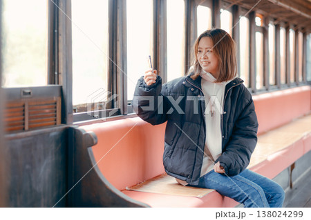 電車内でスマホを操作する20代女性のポートレート 電車内でスマホを操作する20代女性のポートレート 138024299