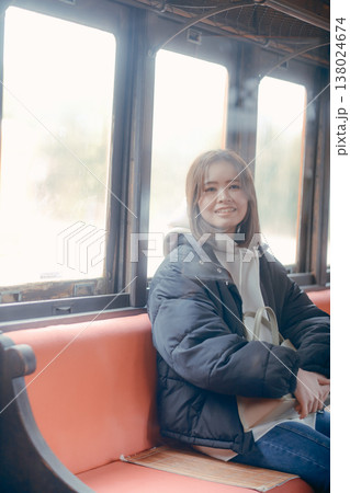 電車内でカバンを持って待つ20代女性のポートレート 電車内でカバンを持って待つ20代女性のポートレート 138024674