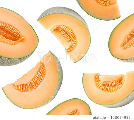 Fresh cantaloupe melon wedges with seeds displayed in a scattered seamless pattern, on white background, concept of summer fruit 138024955