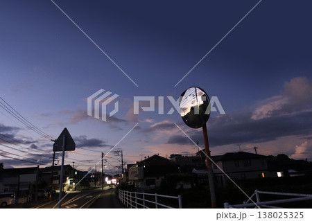 街角を映して青空に浮かび上がる早朝のカーブミラー 138025325